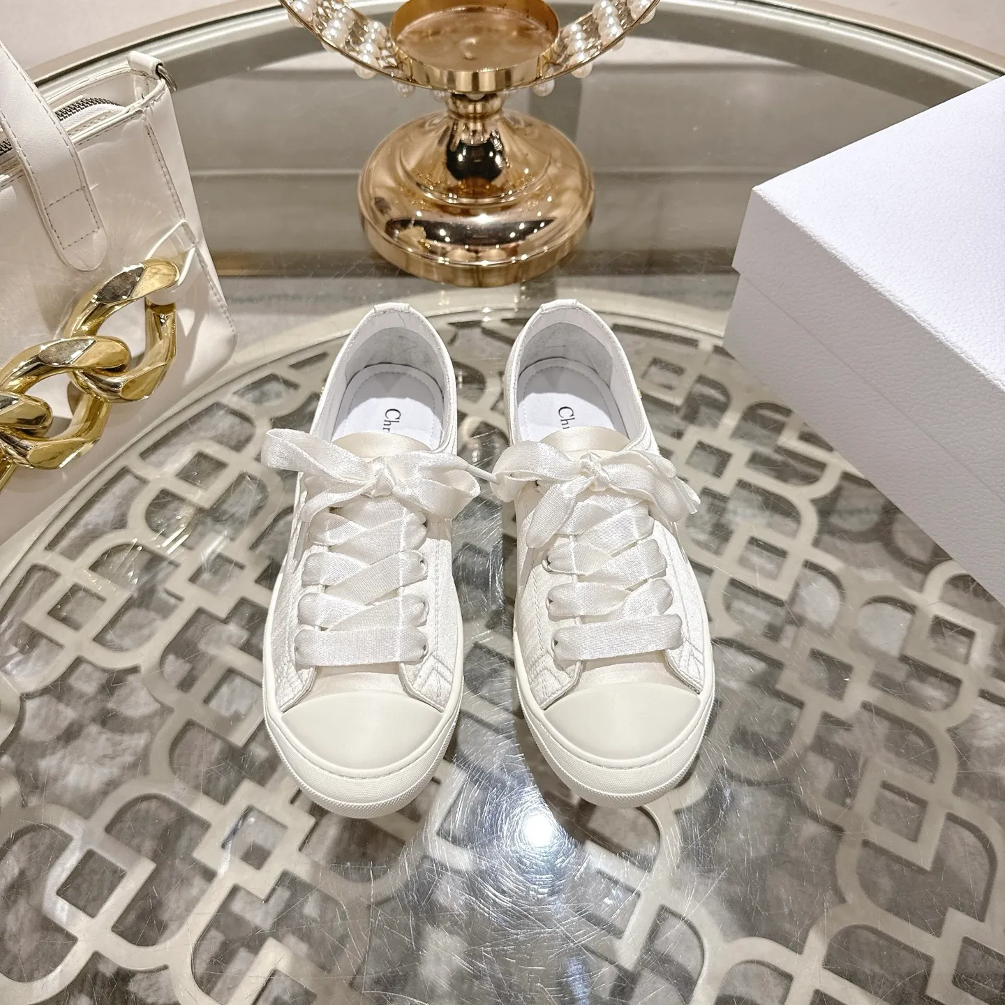 👟👟Ex-factory price 520👟👟 DIOR Dior's 2025 latest lucky satin casual shoes thin-soled shoes. Many celebrity Internet celebrities planted Chanristian Dior logo buckles. The designer really understands the needs of girls in summer. This new product Lucky thin-soled shoes are as cute as her name. The thin sole + shallow mouth design makes the whole pair of shoes very light and easy to wear. Fabric: Satin with wide satin laces of the same color. They are so beautiful that they are speechless in the sun. The soft shoe body looks like stepping on clouds with socks and culottes. It is windy and lazy when walking. It gives you the "effortless" elegance when you take a shot. Outsole: Original molded TPU outsole Size: 35-41 (41 is custom-made and cannot be returned or exchanged)